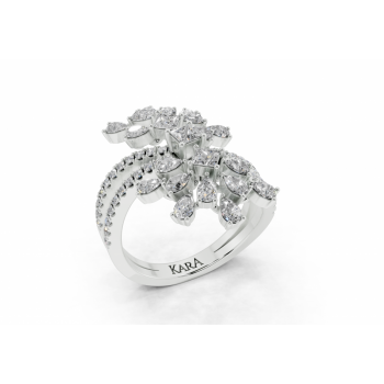 Ring with 0.93ct Pear Cut diamonds, 0.35ct Princess Cut diamonds and 0.29ct round diamonds