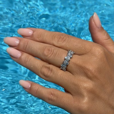 Ring with 0.96 ct Pear diamonds and 0.44 ct round diamonds