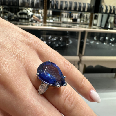 Ring with 1.05 ct Pear diamonds and 10.81 ct Tanzanite