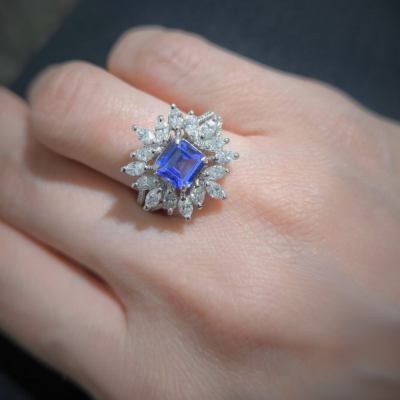 Ring with 0.22 ct Round Diamonds, 1.33 ct Marquise Diamonds and 1.52 ct Tanzanite