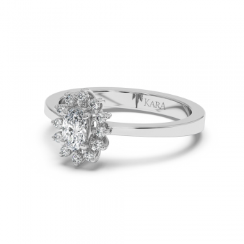 Ring with 0.22 ct Round Diamonds and 0.29 ct Oval Diamond