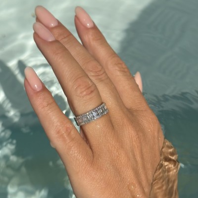 Ring with 0.24 ct Round Diamonds and 0.98 ct Baget Diamonds