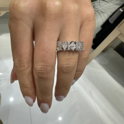 Ring with 0.30 ct round diamonds and 1.40 ct Pear diamonds