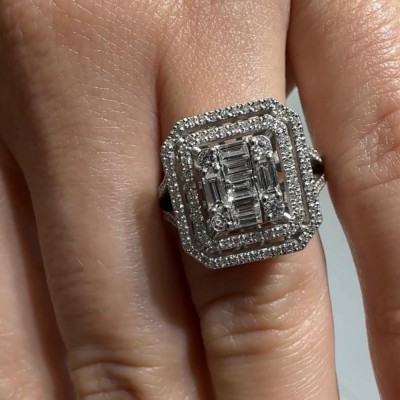 Ring with 0.62 ct Round Diamonds and 0.42 ct Baget Diamonds