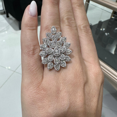 Ring with 0.82 ct round diamonds and 1.26 ct Pear diamonds