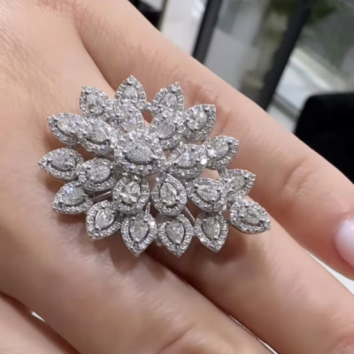 Ring with 0.82 ct round diamonds and 1.26 ct Pear diamonds