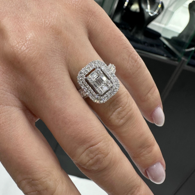 Ring with 1.11 ct Round Diamonds and 0.29 ct Baget Diamonds