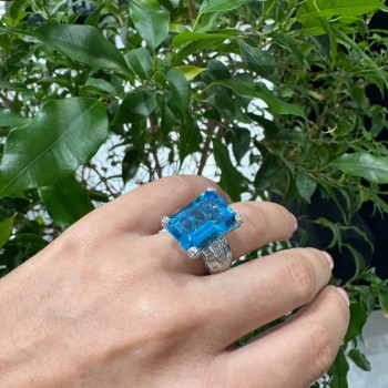 Ring with 1.22 ct Round Diamonds, 0.71 ct Baget Diamonds and 17.60 ct Topaz