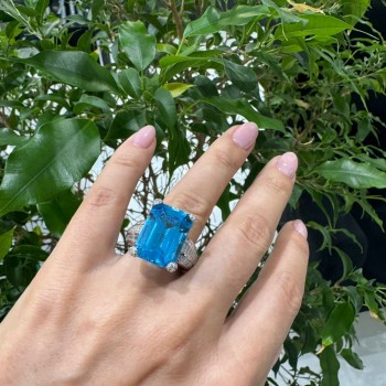 Ring with 1.22 ct Round Diamonds, 0.71 ct Baget Diamonds and 17.60 ct Topaz