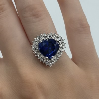 Ring with 3.20 ct central quartz and 1.10 ct diamonds