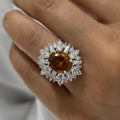 Ring with 2.84 ct yellow sapphire and 2.51 ct diamonds