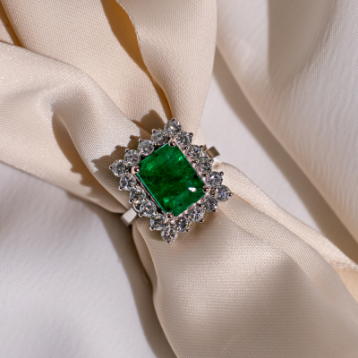 Ring with 1.09 ct Diamonds and 3.43 ct Emerald