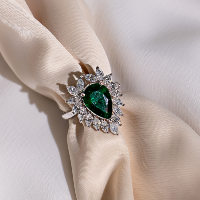 Ring with 1.58 ct Diamonds and 2.58 ct Emerald
