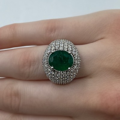 Ring with 3.30 ct emerald and 3.37 ct diamonds