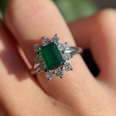 Ring with Diamonds of 0.56 ct and Emerald of 1.11 ct