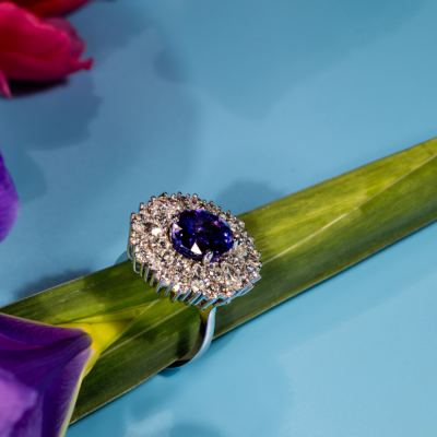Ring with 4.01 ct diamonds and 4.63 ct Tanzanite