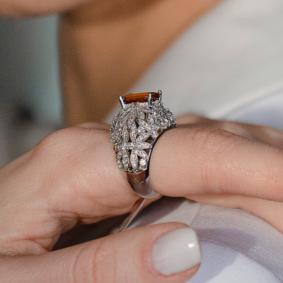 Ring with 3.07 ct yellow sapphire and 1.56 ct diamonds