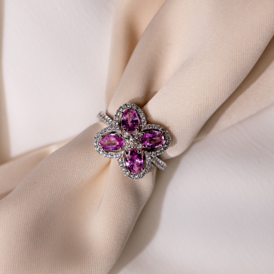 Ring with 1.85 ct pink sapphires and 0.49 ct diamonds