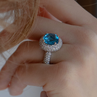 Ring with 5.54 ct central Blue Topaz and 2.22 ct diamonds