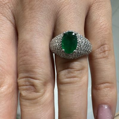 Ring with 1.52 ct emerald and 1.70 ct diamonds