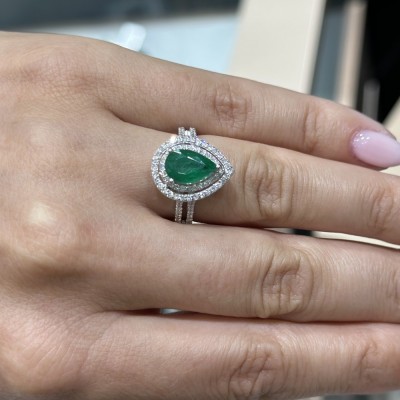Ring with 1.62 ct emerald and 0.64 ct diamonds