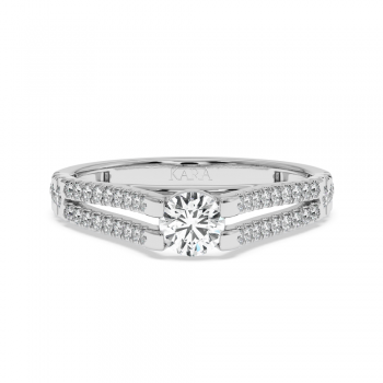 Engagement ring with central diamond of 0.29 ct and side diamonds of 0.27 ct