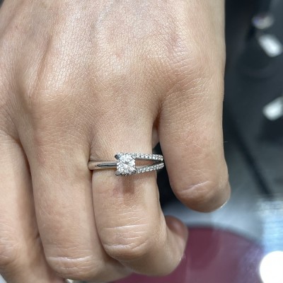 Engagement ring with central diamond of 0.39 ct and side diamonds of 0.17 ct