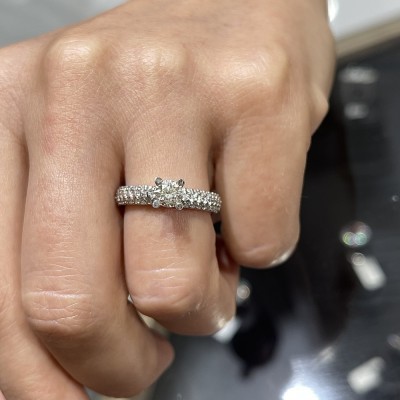 Engagement ring with central diamond of 0.48 ct and side diamonds of 0.50 ct