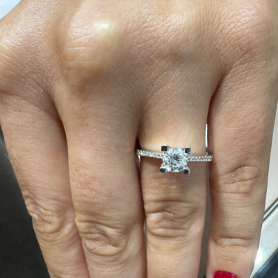 Engagement ring with central diamond of 0.52 ct and side diamonds of 0.08 ct