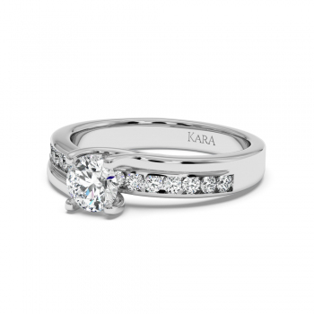 Engagement ring with central diamond of 0.66 ct and side diamonds of 0.31 ct