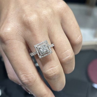 Engagement ring with central diamond of 0.31 ct and side diamonds of 0.91 ct