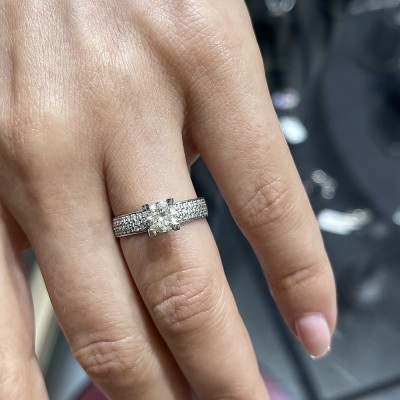 Engagement ring with central diamond of 0.66 ct and side diamonds of 0.33 ct