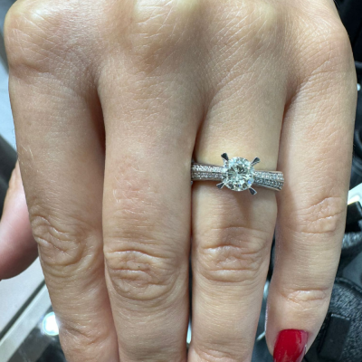 Engagement ring with central diamond of 0.68 ct and side diamonds of 0.27 ct