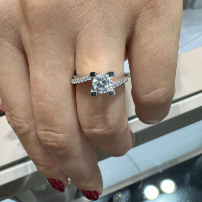 Engagement ring with central diamond of 0.71 ct and side diamonds of 0.20 ct