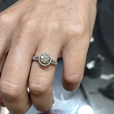 Engagement ring with central diamond of 0.75 ct and side diamonds of 0.51 ct