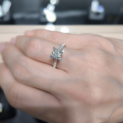 Engagement ring with 0.91 ct center diamond and 0.12 ct side diamonds