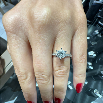 Engagement ring with 1.00 ct center diamond and 0.20 ct side diamonds