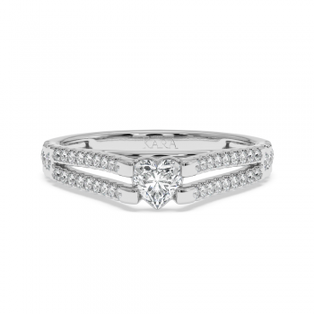 Engagement ring with Heart diamond of 0.29 ct and side diamonds of 0.27 ct