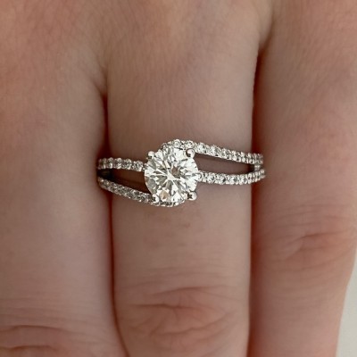 Engagement ring with central diamond of 0.71 ct and side diamonds of 0.36 ct