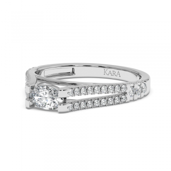 Engagement ring with 0.30 ct Oval diamond and 0.18 ct side diamonds