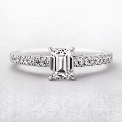 Engagement ring with central diamond of 0.60 ct and side diamonds of 0.20 ct