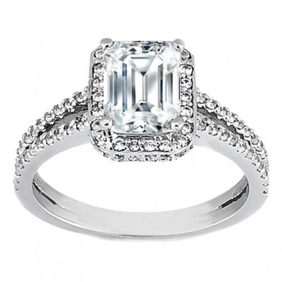 Engagement ring with 0.60 ct Emerald diamond and 0.25 ct side diamonds