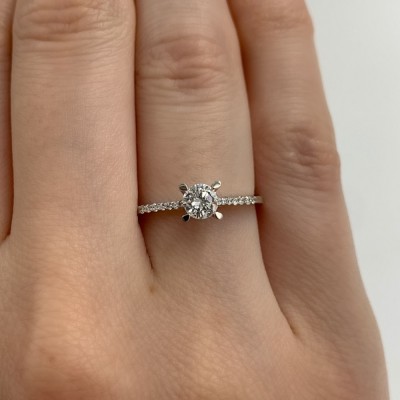 Engagement ring with central diamond of 0.40 ct and side diamonds of 0.10 ct