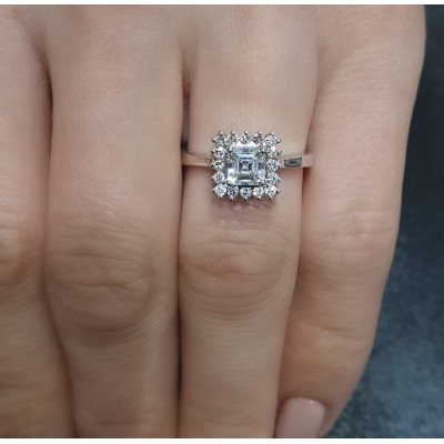 Engagement ring with central diamond of 0.57 ct and side diamonds of 0.24 ct.