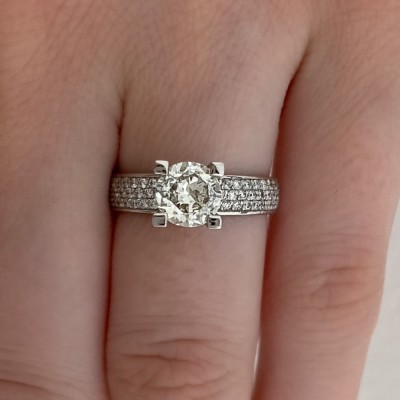 Engagement ring with 0.87 ct center diamond and 0.32 ct side diamonds