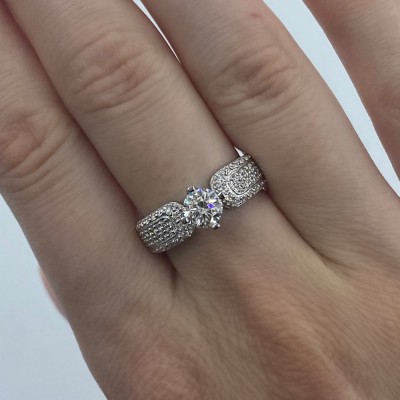 Engagement ring with central diamond of 0.70 ct and side diamonds of 0.55 ct