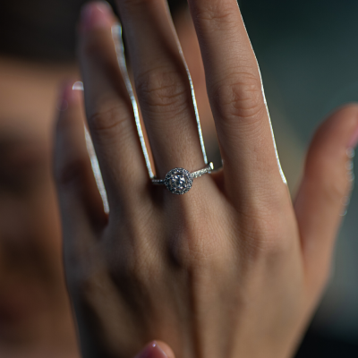 Engagement ring with central diamond of 0.40 ct and side diamonds of 0.15 ct