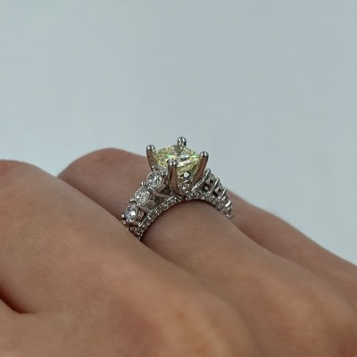 Engagement ring with central diamond of 1.01 ct and side diamonds of 0.96 ct