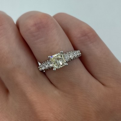 Engagement ring with central diamond of 1.01 ct and side diamonds of 0.96 ct