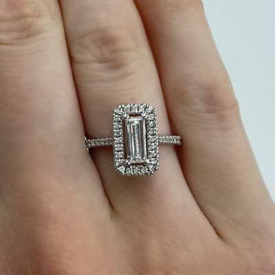 Engagement ring with central diamond 0.82 ct and side diamonds 0.22 ct.